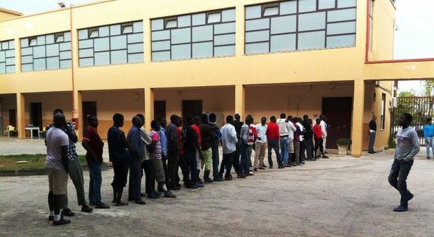 Napoli, richiedente asilo nel centro accoglienza ha titoli falsi per 2,5 milioni di dollari