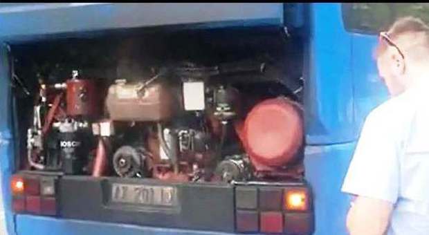 Il motore del bus in panne