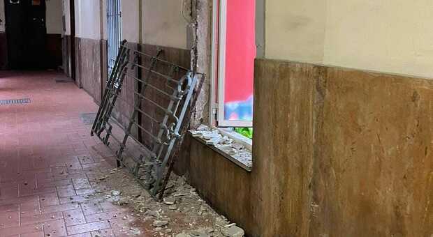 Napoli, devastata sede Cgil Filcams a piazza Garibaldi: porte e mobili rotti