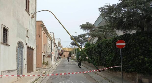 Il forte vento fa cadere il palo su un'abitazione: tragedia sfiorata nel Salento