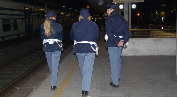 Accoltellato sul treno, gravissimo quarantenne a Milano: «Sono stati tre nordafricani»