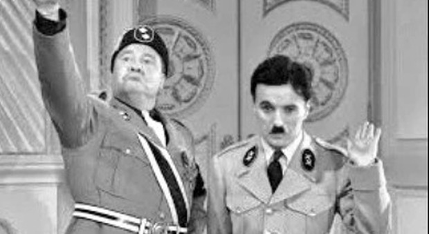 Charlie Chaplin nel film "Il grande dittatore"