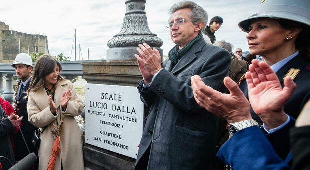 Il sindaco Gaetano Manfredi svela la targa dedicata a Lucio Dalla