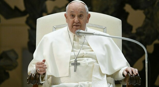 Papa Francesco come sta: «Non risco a leggere, ho la bronchite», poi i forti colpi di tosse