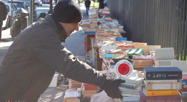 Roma, smantellate 3 librerie abusive a Piramide: sequestrati 7mila libri e alcuni elettrodomestici