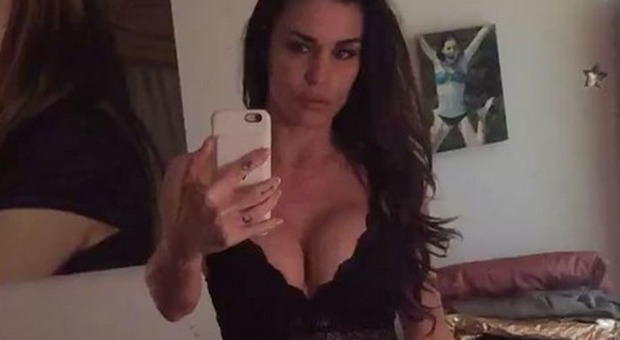 Antonella Mosetti, il video in lingerie fa il pieno di like -Guarda