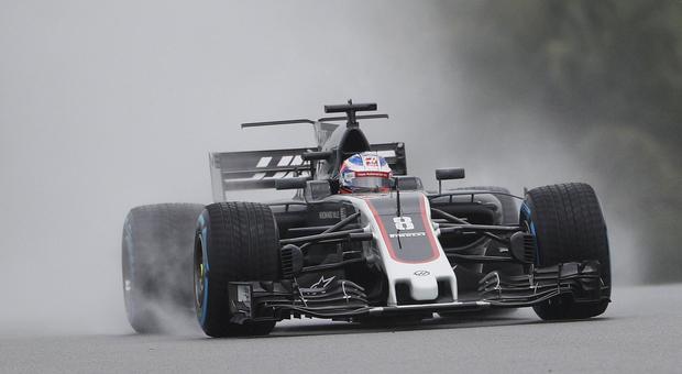 Formula 1, un tombino sollevato provoca incidente a Grosjean