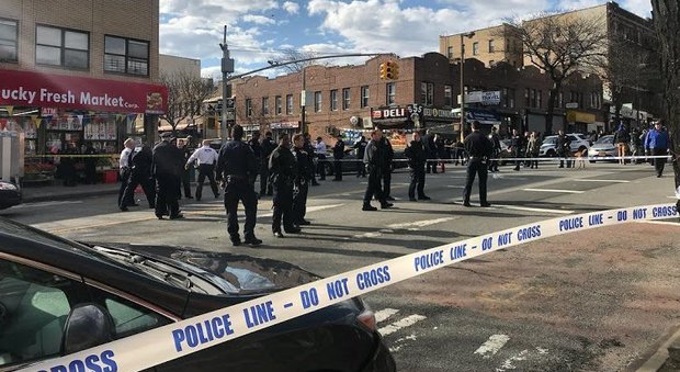 New York, polizia spara e uccide un afroamericano disarmato: «Pensavamo avesse una pistola»
