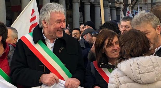 Napoli, Panini al corteo No Tav con la fascia tricolore del sindaco