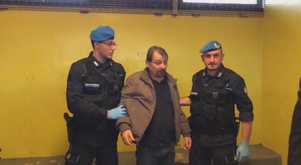 Battisti con due agenti della polizia penitenziaria nel video postato da Bonafede