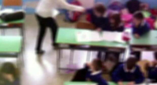 Compiti sbagliati: maestra di prima elementare picchiava i bambini in classe, sospesa