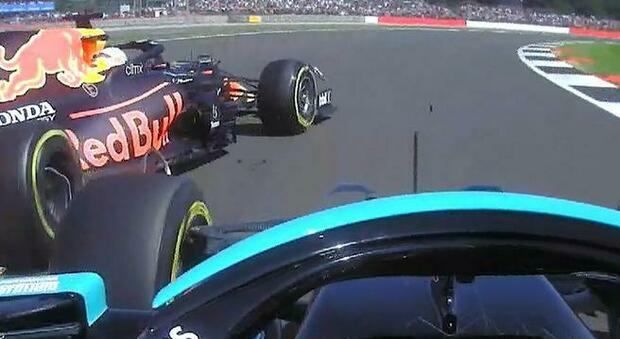 Hamilton mette in riga Verstappen. Crash a Silverstone: ragazzo il "capo" resto io