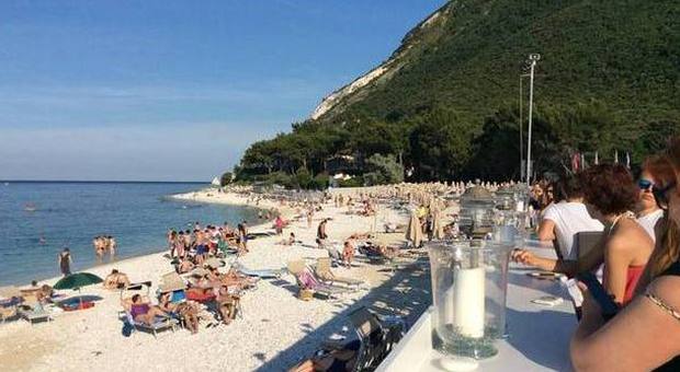 Ancona, caso ombrelloni a Portonovo Comune sconfitto, spiaggia a Fiorini