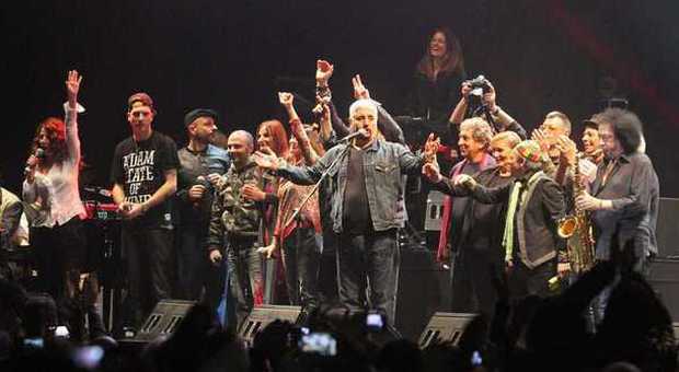 Pino Daniele & Friends sul palco (Renato Esposito per Newfotosud)