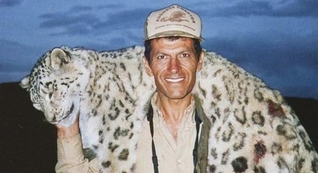 Usa, cacciatore pubblica la foto con il corpo del leopardo delle nevi: petizione per incriminarlo