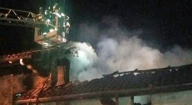 Fiamme e fumo si sprigionano dal tetto di casa: famiglia evacuata