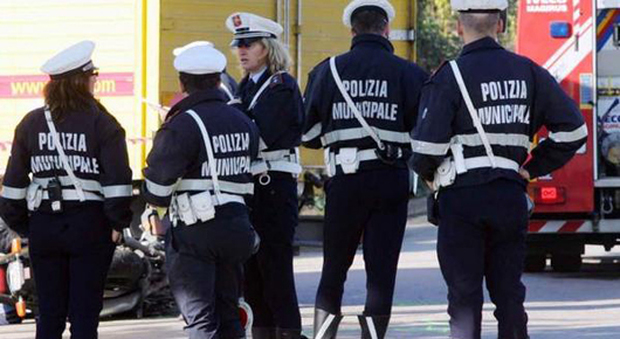 Milano, tre vigili urbani bloccano l'emorragia del ferito con i cinturoni: l'uomo si salva