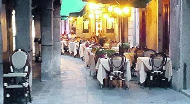 Tavolini e sedie di bar e ristoranti invadono le calli e i turisti protestano