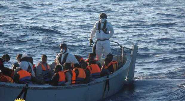 Migranti, il racconto choc dei superstiti sul barcone: «Sono morte 181 persone»