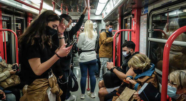 Covid, il nuovo piano per viaggiare sui mezzi pubblici: ecco cosa cambierà da settembre