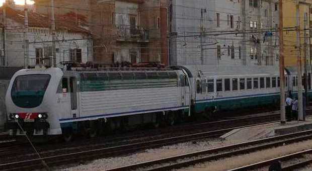 Ascoli, auto abbatte sbarre del passaggio a livello e fugge: treni caos