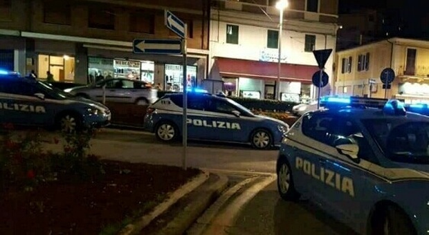 Ancona, ubriaco prende a calci un'auto: denunciato anche per le bestemmie. Sarà espulso