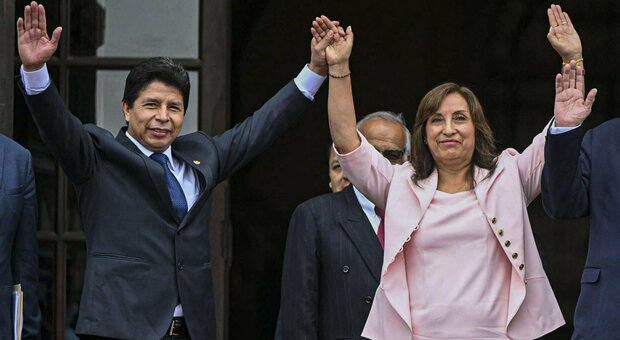 Perù, il presidente Castillo tenta l'auto-golpe: arrestato. La vice Dina Boluarte giura: «Voglio governo di unità nazionale»