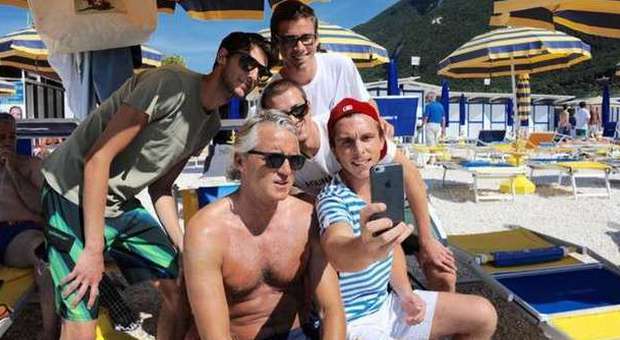 Ancona, moscioli e selfie: mister Mancini sotto l'ombrellone a Portonovo