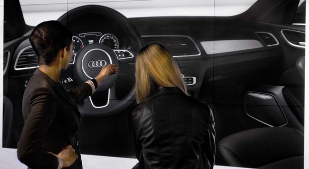 Uno dei tre maxi schermi digitali dell'Audi City di Mosca - che arrivano dal pavimento al soffitto - permettono di configurare l'auto desiderata con immagini assolutamente realistiche e di grandi dimensioni.