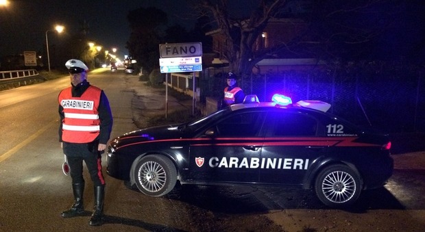 Fano, ubriachi si accaniscono contro 2 donne e aggrediscono i carabinieri