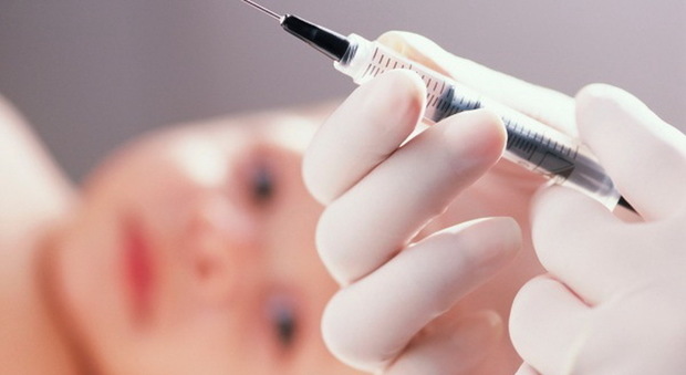 Infermiera fingeva di vaccinare bimbi e gettava fiale: 500 a rischio