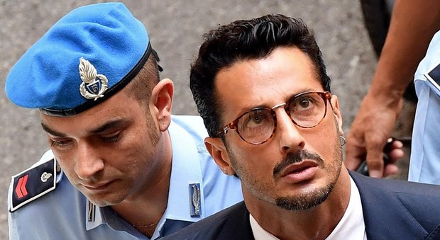 Fabrizio Corona, lite fuori dalla discoteca a Milano: «Ti vengo a prendere a costo di tornare in galera»