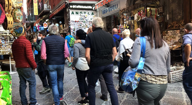 Napoli, rivolta a San Gregorio Armeno: «Anche ai turisti di Costa Crociere vietati gli acquisti»