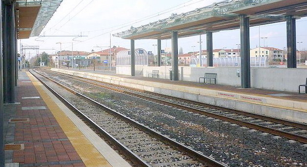 Presa a sassate nell'atrio della stazione di Ferrara: denunciata una 30enne residente nel Trevigiano