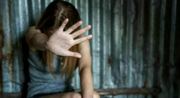 Costretta a prostituirsi dalle amiche di famiglia, l'incubo della 15enne: « In 4 mesi 450 incontri»
