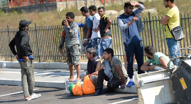 Migranti in attesa di andare a lavoro