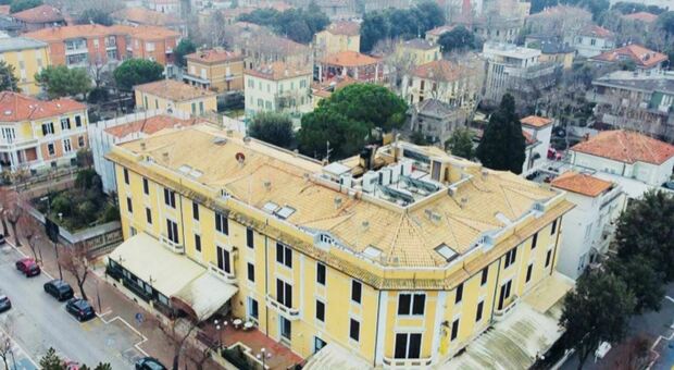 Pesaro, venduto all'asta lo storico hotel Des Bains: comprato per 1,3 milioni, la stima iniziale era di 3