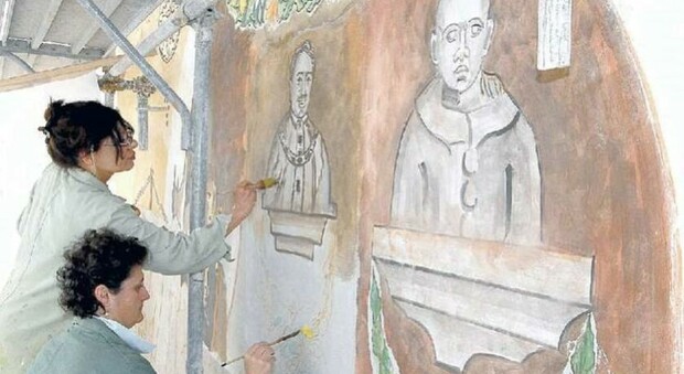 L'esecuzione di un dipinto su un muro esterno di un palazzo
