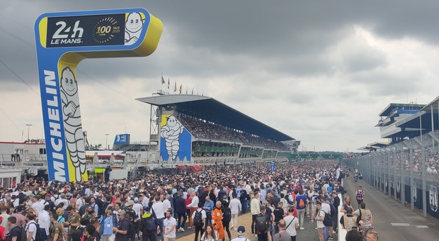 Il pubblico assiepato lungo il rettilineo di partenza prima dell'avvio dell'edizione 2023 della 24 Ore di Le Mans di fronte a 325mila spettatori. Da record anche i numeri dell'audience televisiva.