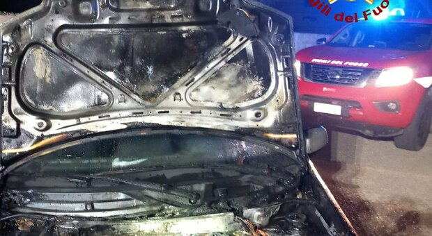 Salento, incendio auto nella notte: era parcheggiata all'interno di un garage
