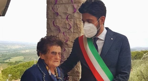 Tutta Montecchio festeggia i cento anni della cuoca Velina Vive ancora sopra la sua trattoria