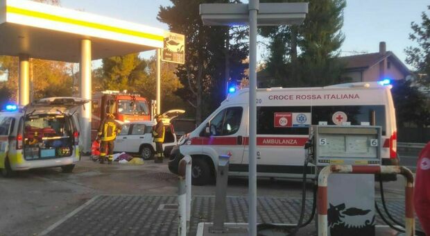 Morto mentre va all'ospedale: l'auto è finita contro una colonna del distributore di benzina