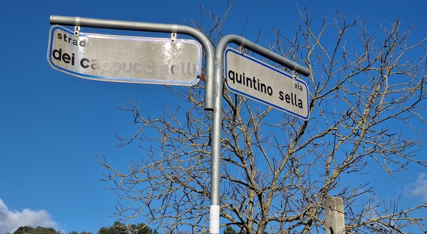 Il cartello che indica via Quintino Sella nei dintorni di Pian di Massiano