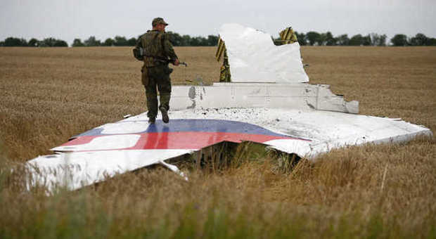 Ucraina, frammenti di missile russo nell'area dove è caduto il volo MH17 della Malaysia Airlines