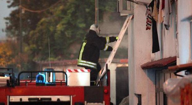 Maddaloni, scoppia incendio in casa: due donne salvate dai soccorritori