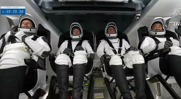Crew Dragon, aggancio e apertura degli sportelli: con l'arrivo dei 4 astronauti ora sono in 11 nella Stazione Spaziale