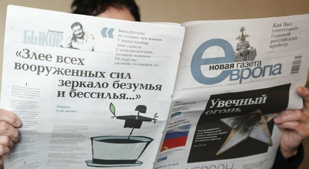Novaya Gazeta, Mosca revoca la licenza al giornale indipendente russo. «Ennesimo colpo alla libertà di stampa»