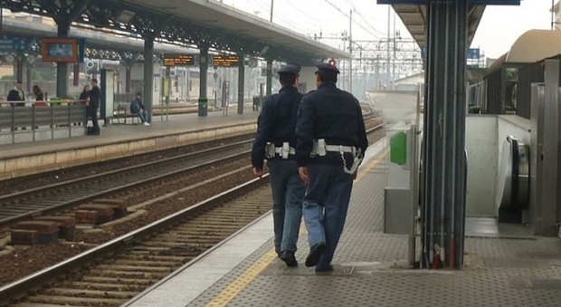 Bologna, tenta di attraversare i binari: 22enne travolta e uccisa dal treno