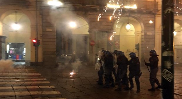 Torino, tensione al G7: scontri e cariche della polizia. Due agenti feriti, tre fermati