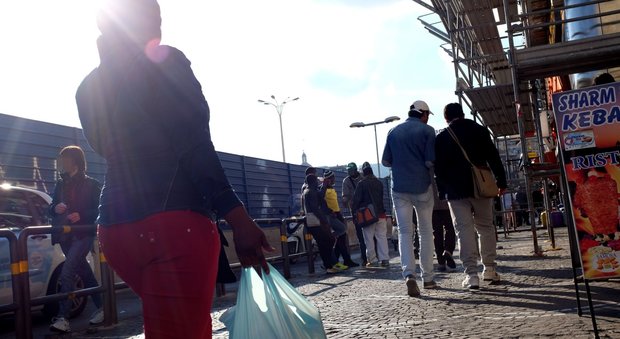 Napoli, l'assalto della gang degli africani: sette euro per una dose di cocaina